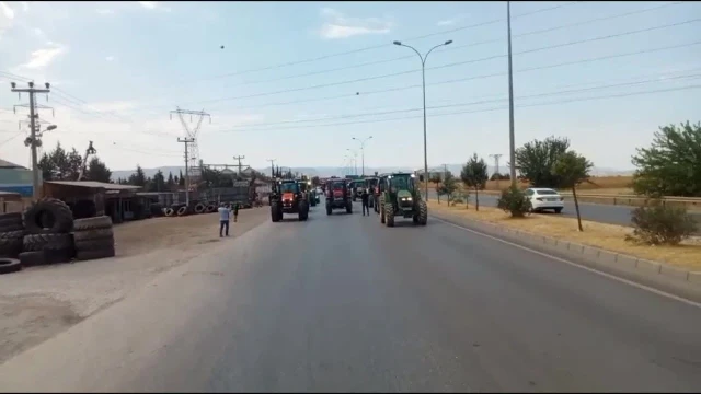 Kahramanmaraş'ta çiftçiler traktörlerle yolu kapattı