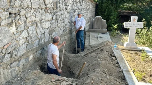 Rum Ortodoks Mezarlığı’nda kaçak kazı yapıp define arayan 4 kişi gözaltına alındı