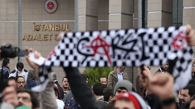 Gezi Parkı olaylarına ilişkin Çarşı taraftar grubu üyelerinin yargılandığı dava ertelendi