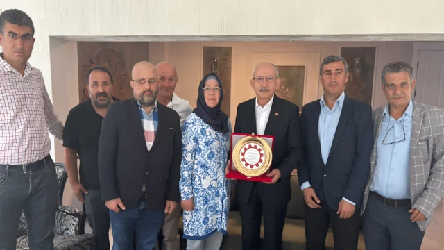 Sosyal Adalet Derneği Kemal Kılıçdaroğlu’na plaket verdi