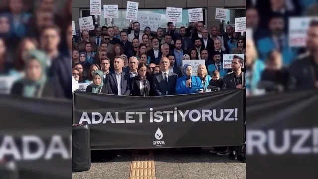 DEVA Partililer adliye önünde "yenidoğan çetesini" protesto etti