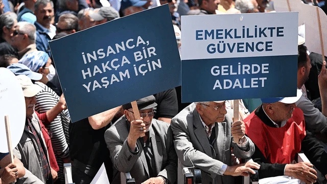 Emekliler Ankara yolunda: ‘İnsan zinciri’ yürüyüşü İzmir’de başladı