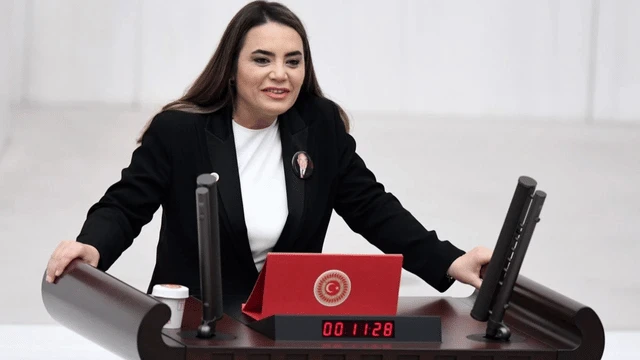 Ayyüce Türkeş’ten Bahçeli’ye tepki: Babamın resimlerini indirin