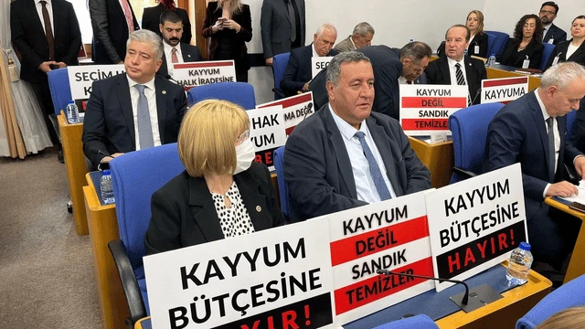 CHP ve DEM'li vekillerden Meclis'te kayyum protestosu