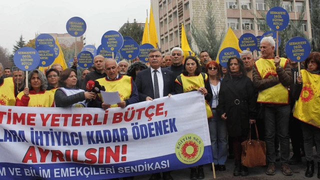 Eğitim Sen MEB önünde "bütçe" protestosu gerçekleştirdi