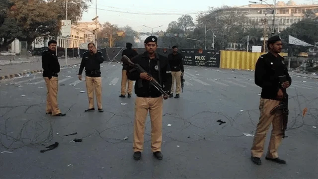 Pakistan'da okula yakın bombalı saldırıda 5'i öğrenci 7 kişi öldü