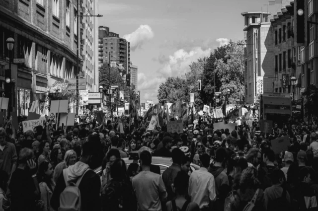 Toplumun siyaseti yönlendirdiği anlar vardır