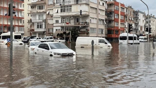 Antalya'yı sağanak vurdu: Ev ve işyerlerini su bastı