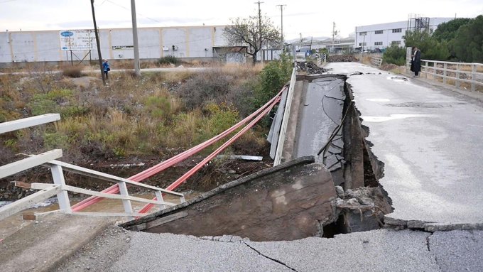 Fırtına Balıkesir’de bir köprüyü yıktı!