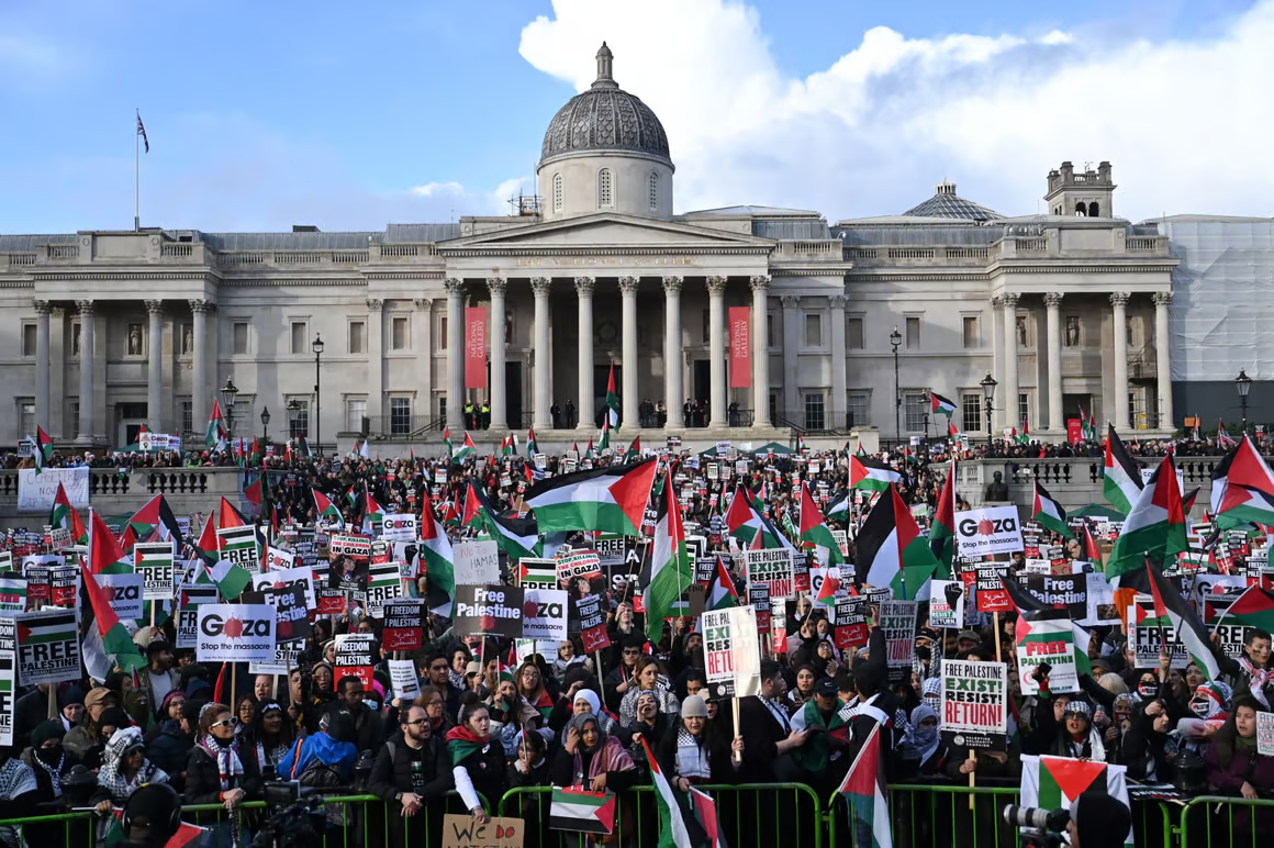 Londra’da binlerce kişi Filistin için yürüdü