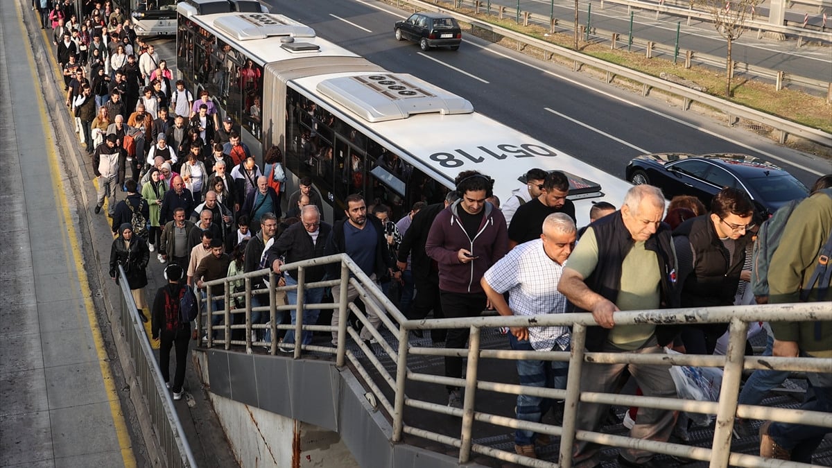 İBB: Toplu taşımadaki yoğunluk yolculuk sayısındaki artıştan