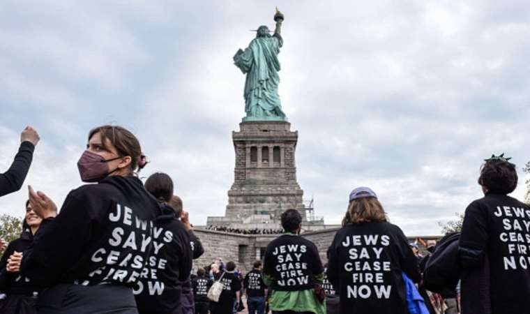 Barış yanlısı Yahudiler, Özgürlük Heykeli’ni işgal ettiler