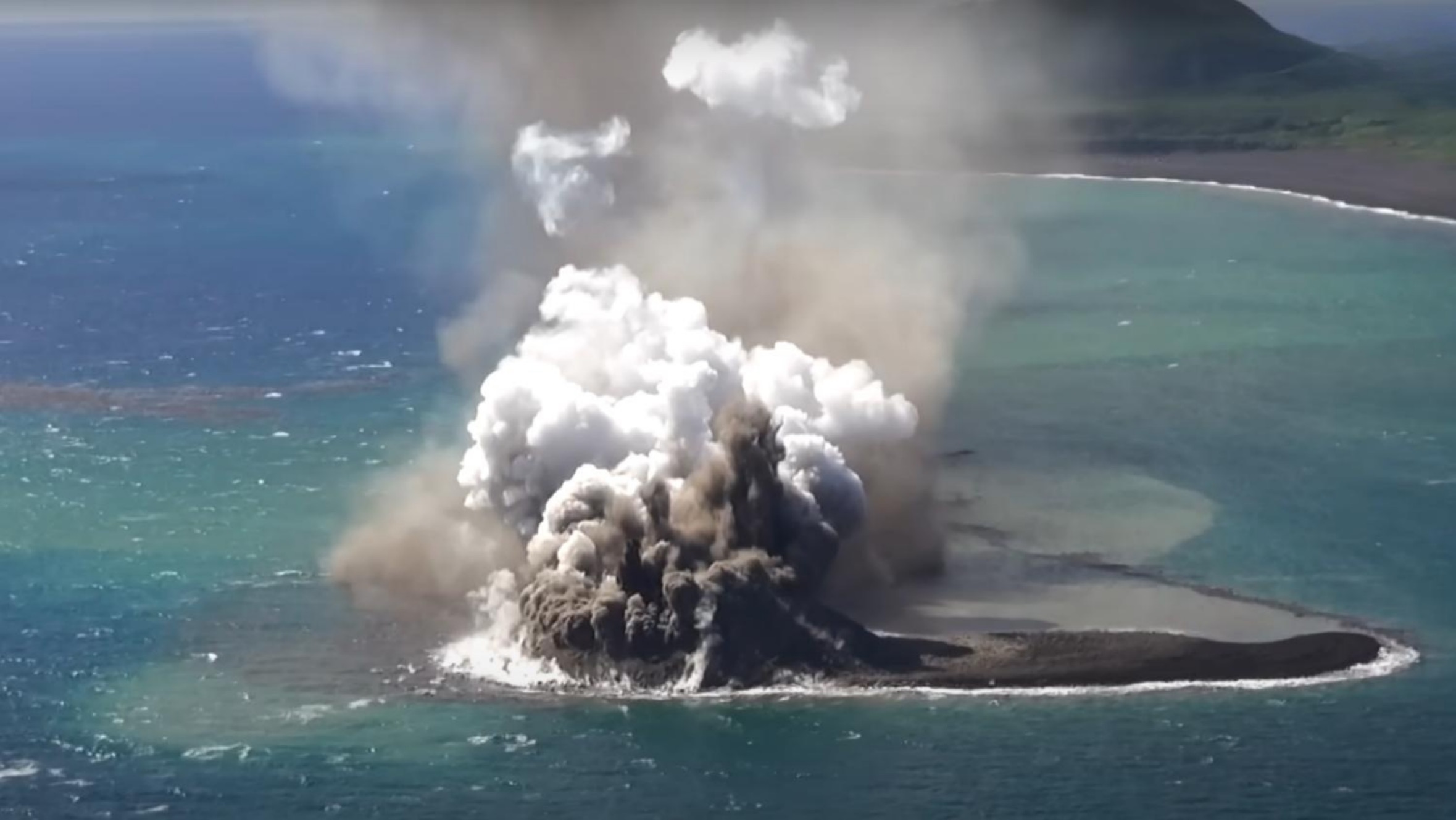 Okyanusta volkan patladı, Japonya’nın yeni bir adası oldu!