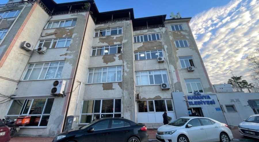 Gemlik’teki deprem Mudanya Belediyesi’nin binasını çatlattı!
