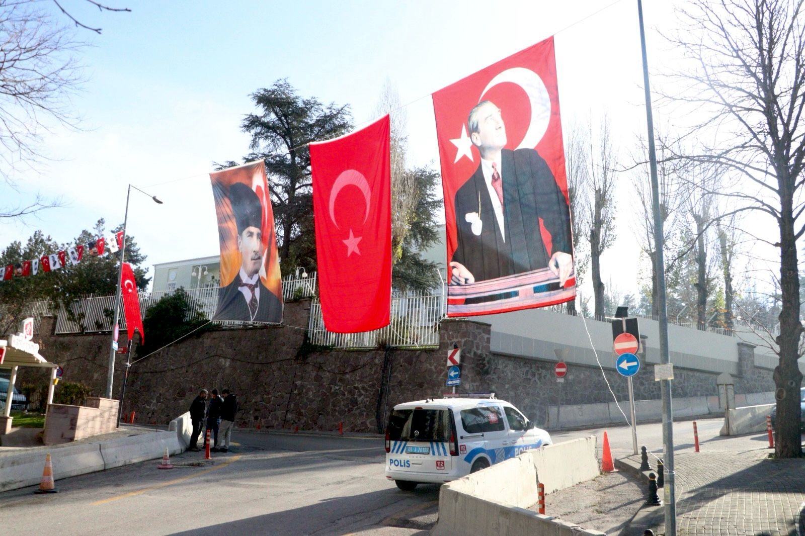 Suudi Büyükelçiliği çevresi Atatürk resimleriyle donatıldı