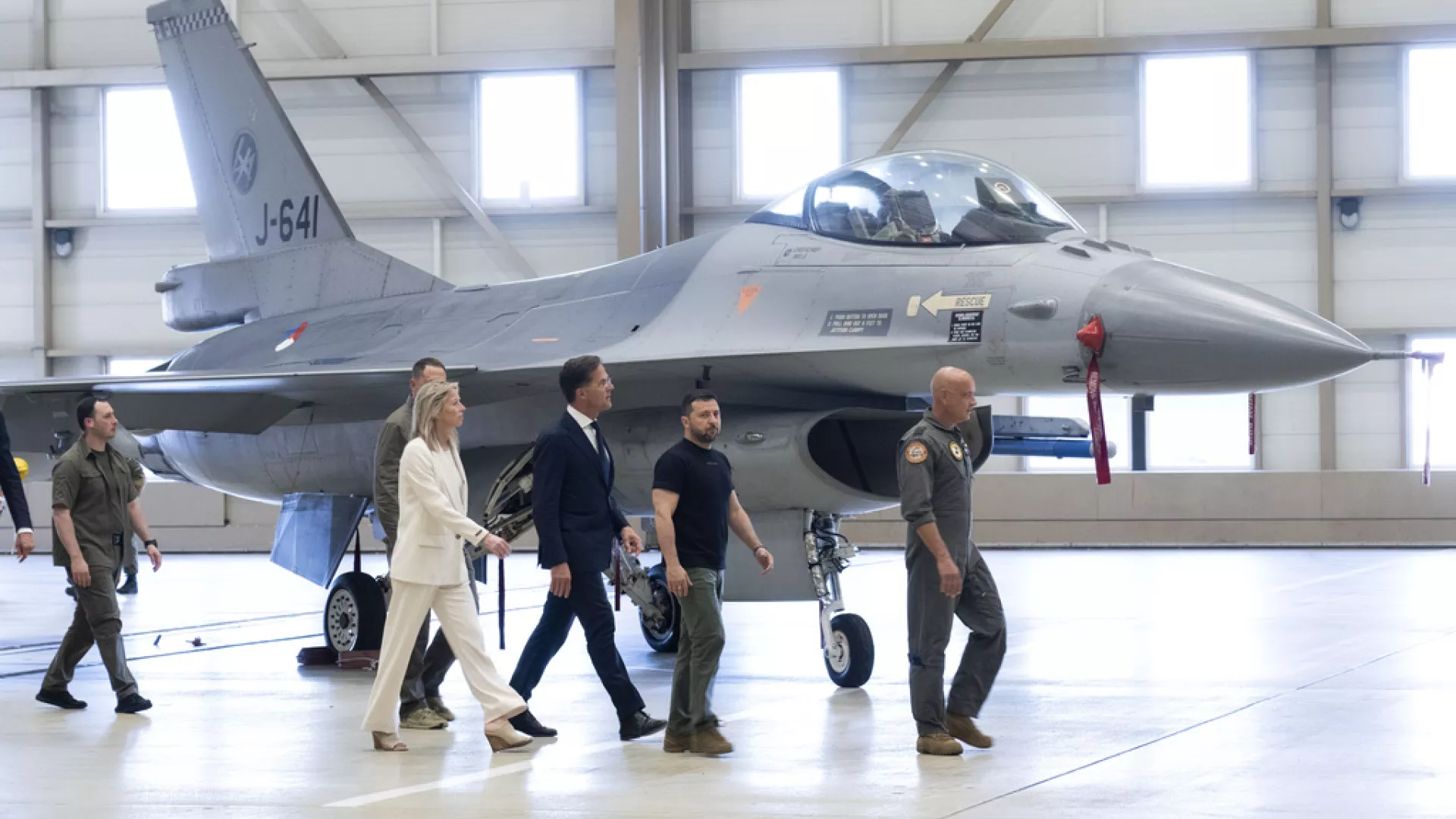Hollanda Ukrayna’ya 18 adet F-16 gönderdi