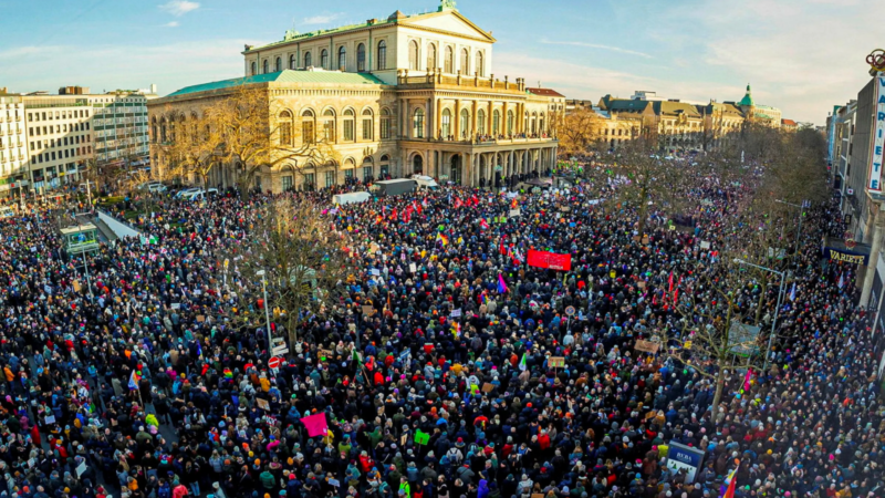 Almanya’da aşırı sağ karşıtı kitlesel gösteriler düzenledi