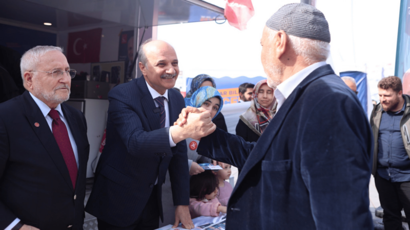 Saadet Partili Birol Aydın, Erbakan için dökülen lokmayı dağıttı