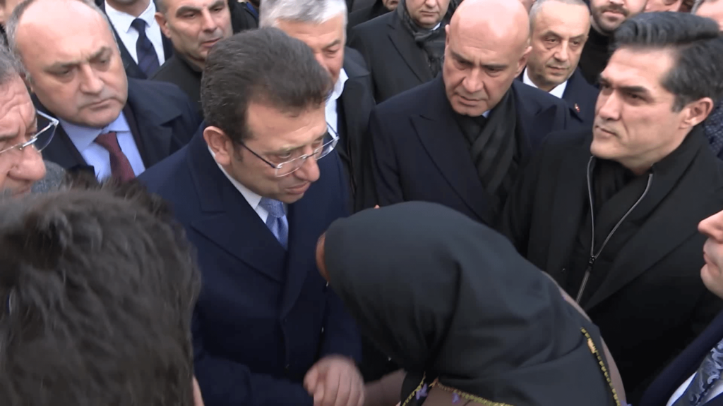 Ekrem İmamoğlu Meral Akşener’in ablasının cenazesine katıldı.