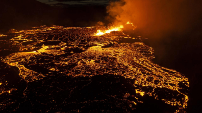 İzlanda’da yanardağ patlaması
