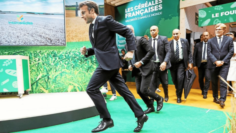 Fransa’da çiftçiler, Macron’un katılacağı tarım fuarını bastı