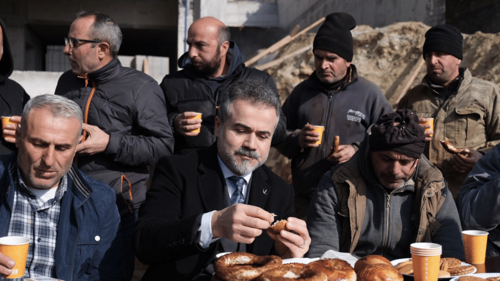 Yeniden Refah Partisi Ankara Büyükşehir Beldiye Başkan adayı Suat Kılıç, Taşpınar Mahallesinde inşaat işçileriyle kahvaltıda bir araya geldi.