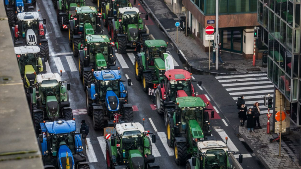 Brüksel'da AB Zirvesi'ni protesto eden çiftçiler traktörlerini yollara park edip trafiği tıkadı.