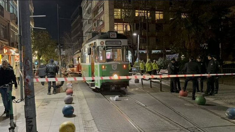 Kadıköy’de bir kadın torununu kurtarırken tramvayın altında ezildi
