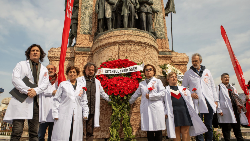 TTB'ye bağlı İstanbul Tabip Odası (İTO) üyesi sağlık çalışanları 14 Mart Tıp Bayramı nedeniyle Taksim'de Cumhuriyet Anıtı'na çelenk bıraktı.