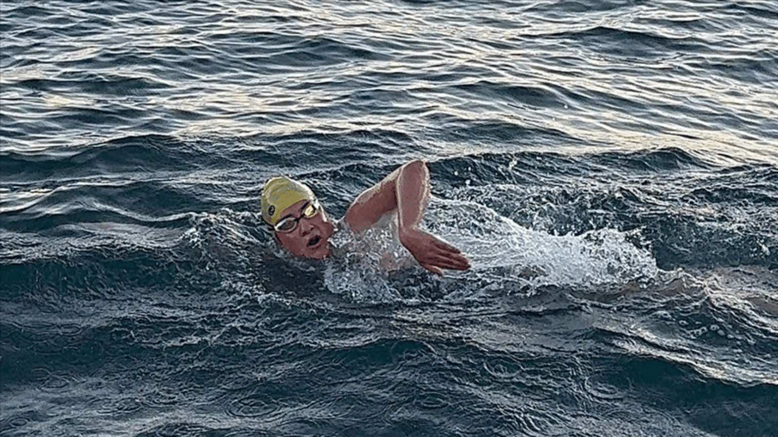 Yüzücü Aysu Türkoğlu, Cook Boğazı geçişini tamamladı