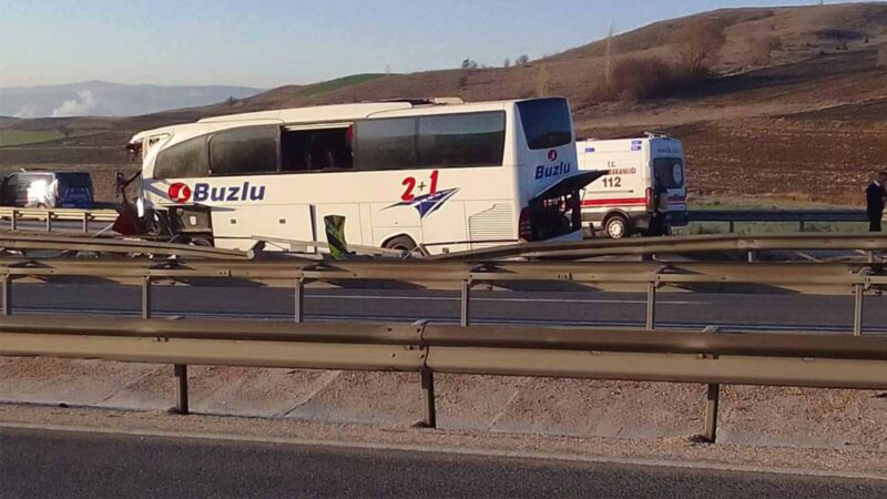 Bilecik’te otobüs kontrolden çıktı: 14 yaralı