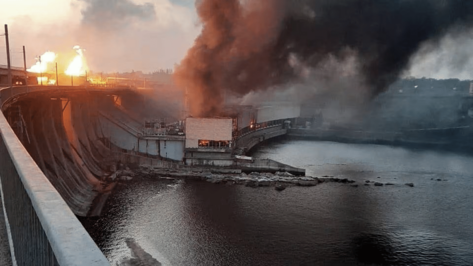 Ukrayna’daki Dnipro Hidroelektrik Santrali vuruldu