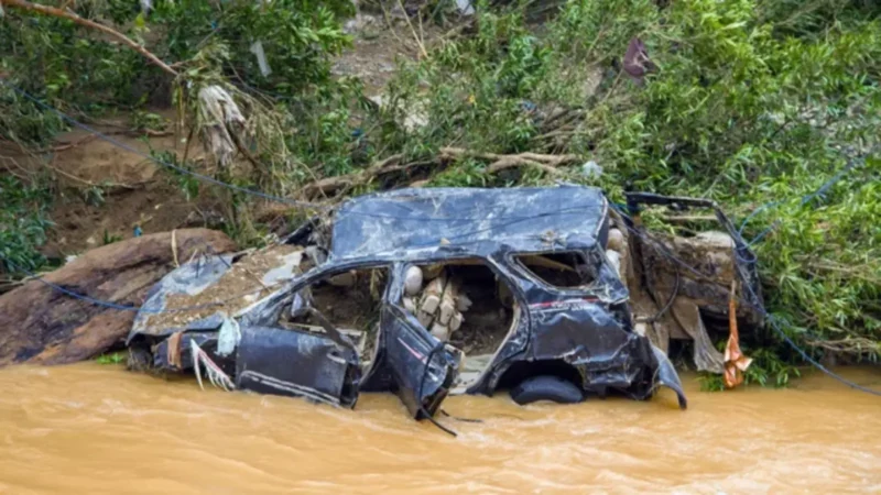 Endonezya’da sel ve toprak kayması: 21 ölü