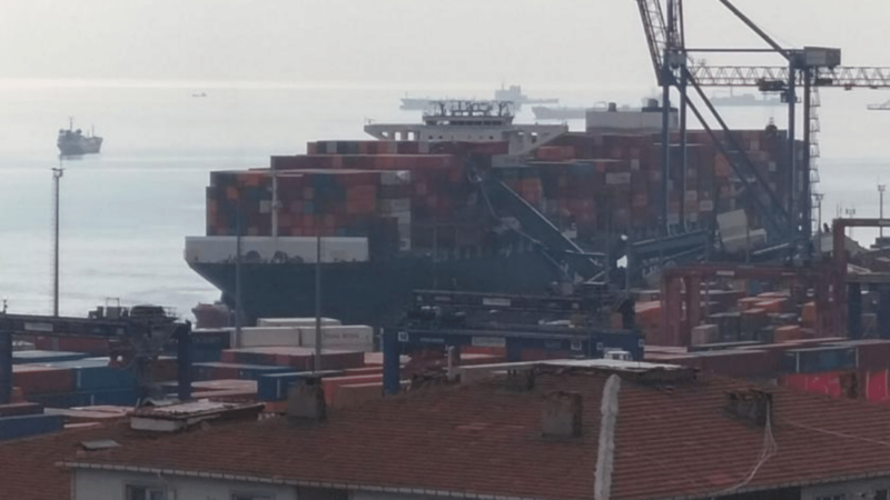 Evyapport limanında gemi vinçlere çarptı
