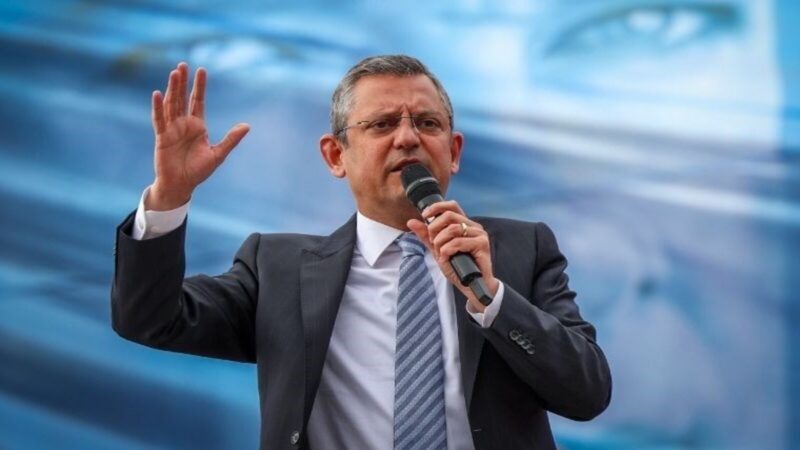 Özgür Özel, CHP’nin eski genel başkanlarının bayramını kutladı