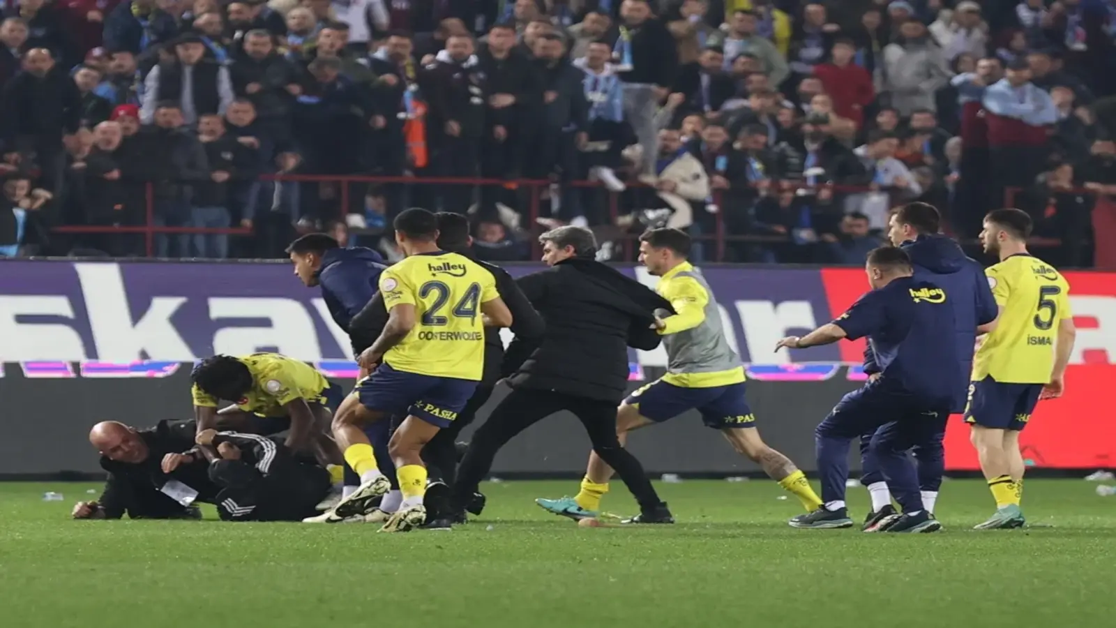 Trabzonspor-Fenerbahçe maçındaki olaylarda gözaltındaki 12 kişi adliyeye sevk edildi