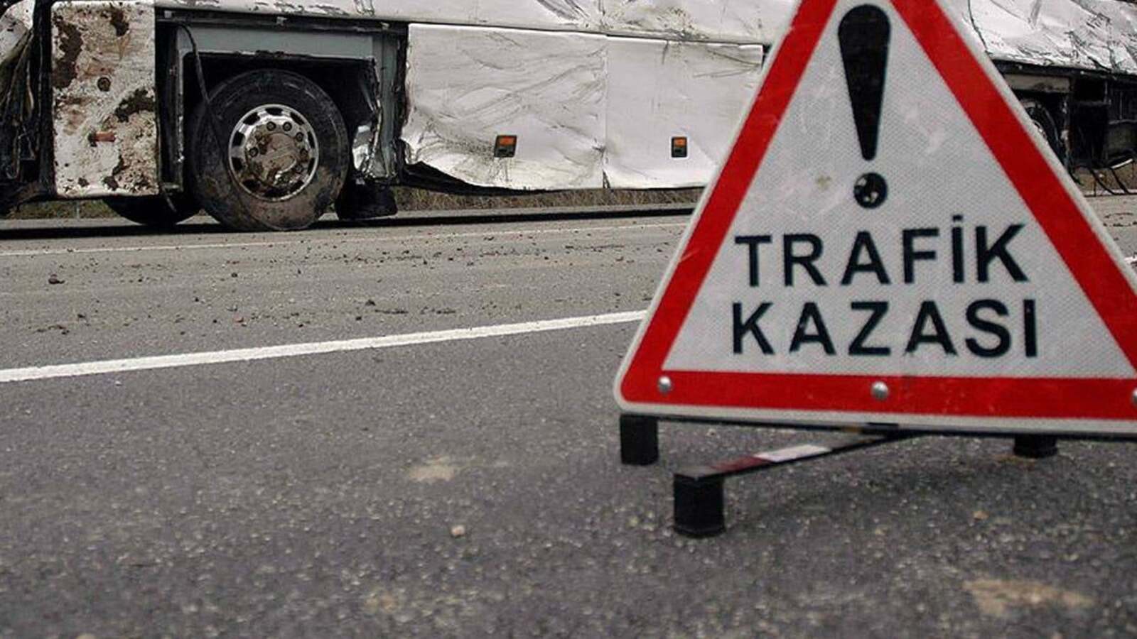 Gaziantep’te işçi servisi direğe çarptı: 1’i ağır 8 yaralı