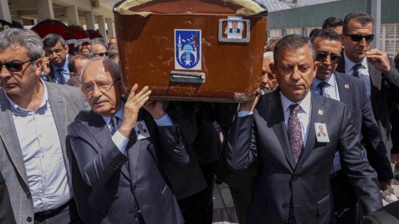 Özel ve Kılıçdaroğlu, Bayraktar’ın cenazesini birlikte omuzladı