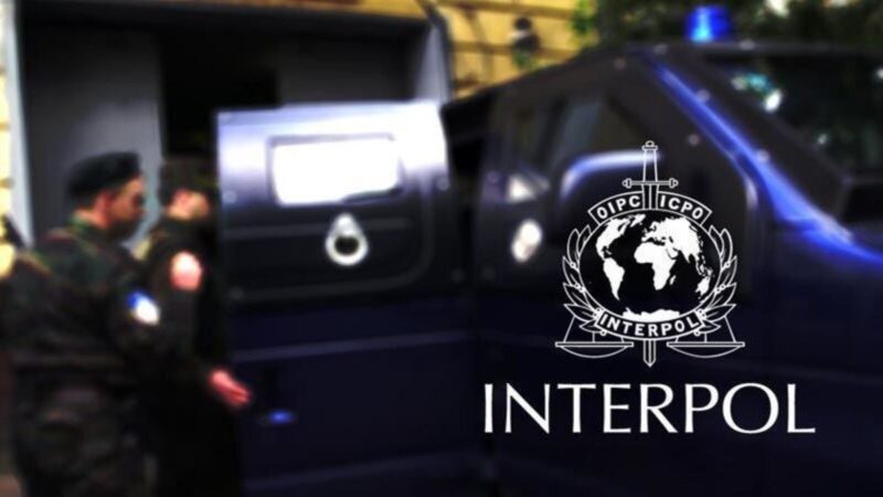 Interpol tarafından aranan Rus dolandırıcı İzmir’de yakalandı