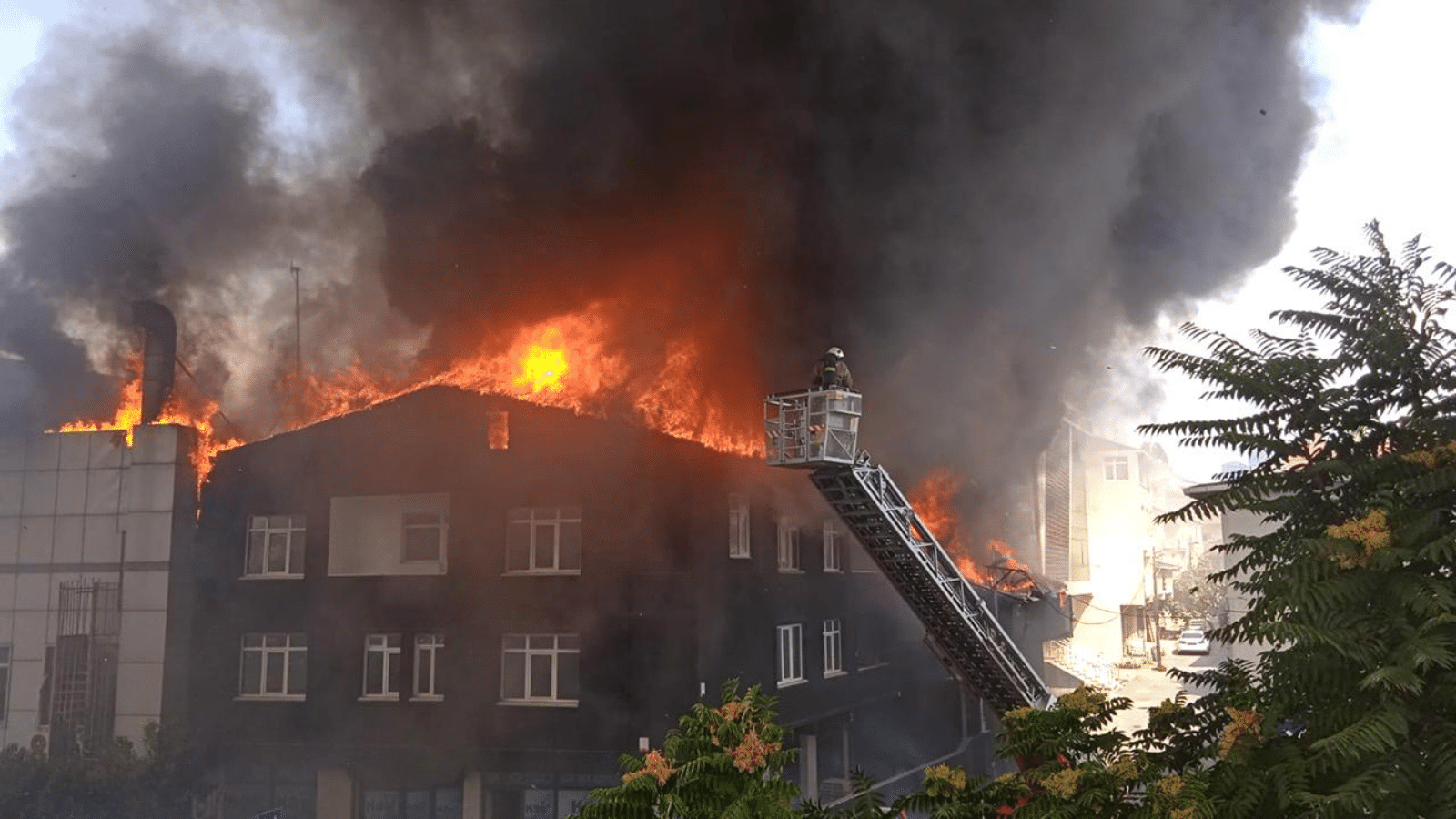 Ataşehir’de rezidans inşaatında çıkan yangın korkuttu