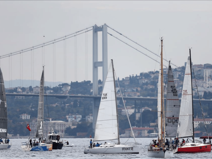 İstanbul Boğazı’nda yat yarışları bitti, gemi trafiği açıldı