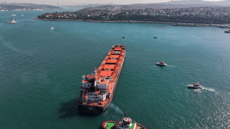 İstanbul Boğazı’nda karaya oturan yük gemisi kurtarıldı