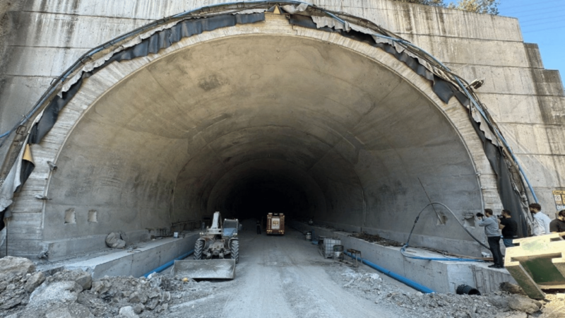 Trabzon’da tünel inşaatında iskele çöktü