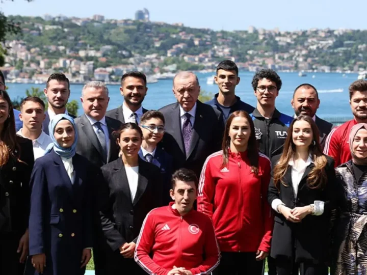 Cumhurbaşkanı Erdoğan, gençler ve milli sporcularla buluştu