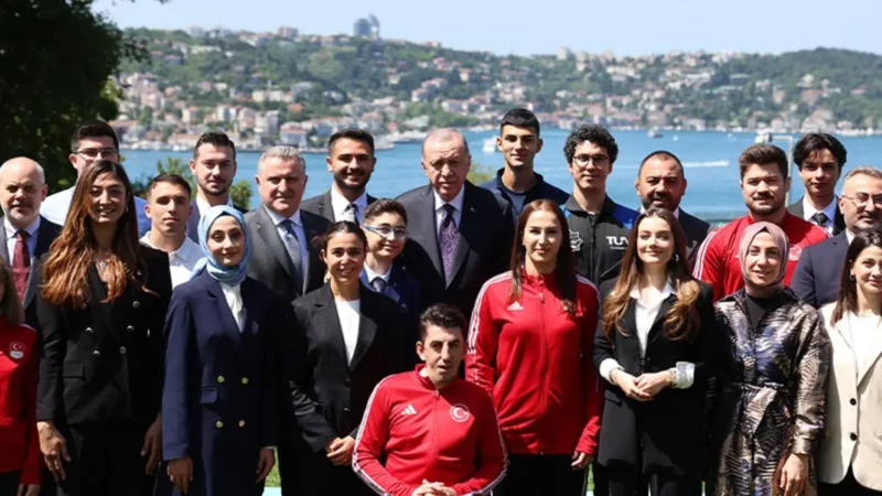 Cumhurbaşkanı Erdoğan, gençler ve milli sporcularla buluştu