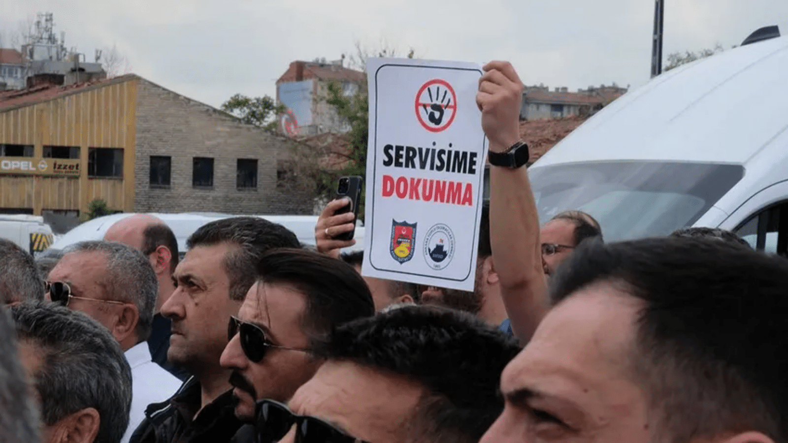 Ankara’da, kamuda servislerin kaldırılması kararına tepki