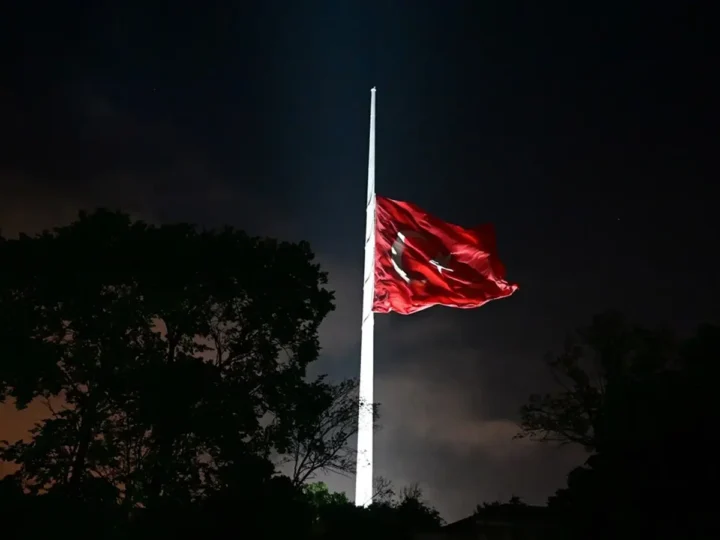 Türkiye’de İbrahim Reisi için bayraklar yarıya indirildi