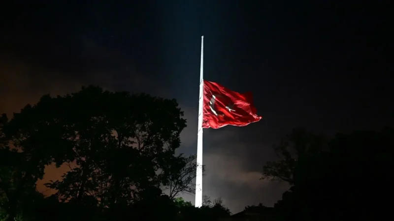 Türkiye’de İbrahim Reisi için bayraklar yarıya indirildi