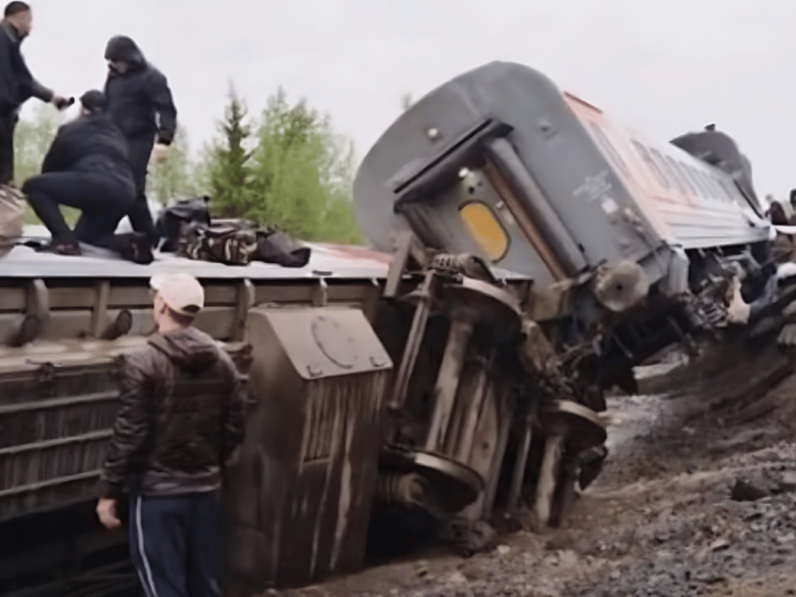 Rusya’da tren raydan çıktı: En az 70 yaralı