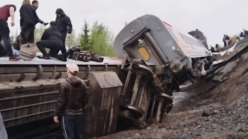 Rusya’da tren raydan çıktı: En az 70 yaralı